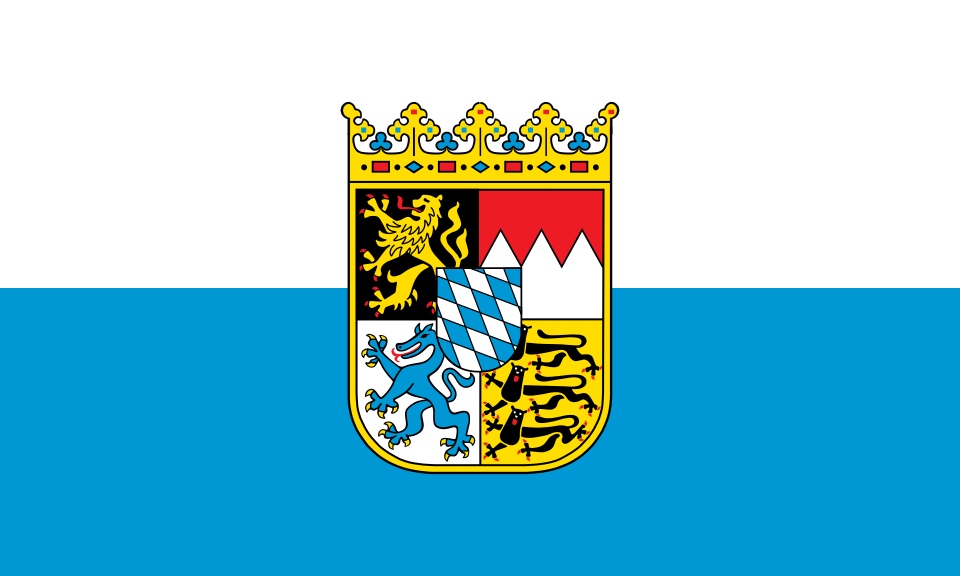 Fahne Bayern mit Wappen: Eine weiße obere und eine blaue untere Fläche tragen ein gekröntes mehrteiliges Wappen